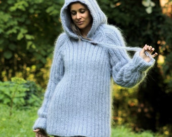 Pull à capuche, pull en mohair tricoté à la main, pull pour homme duveteux torsadé gris clair, cadeau à capuche pour lui par Extravagantza