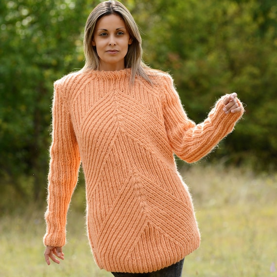 Hand Knitted Pure Wool Sweater Peach Color Soft Crew Neck Cable Jumper  Pullover Jersey by EXTRAVAGANTZA 