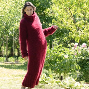 Handgestrickte Mohair Rollkragen Kleid Lange Fuzzy Rot Flauschige Fetisch Pullover Kleid von Extravagantza