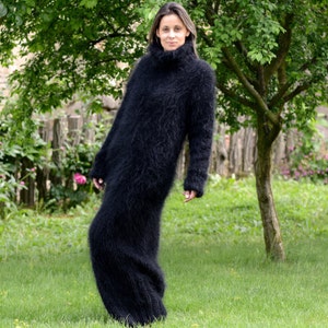 Mohair Kleid, Handgestrickter Pullover, Rollkragen Langes Fuzzy Schwarz Farbe Flauschiges Fetisch Pullover Kleid von Extravagantza