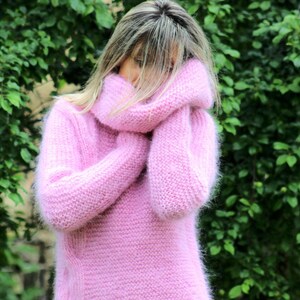 Suéter de mohair rosa tejido a mano con cuello alto y cable peludo de Extravagantza imagen 5
