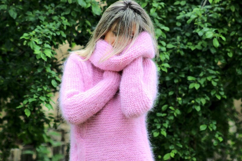 Suéter de mohair rosa tejido a mano con cuello alto y cable peludo de Extravagantza imagen 5