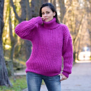 Maglione di lana, maglione a collo alto morbido, pullover a coste fucsia firmato, lavorato a mano da Extravagantza