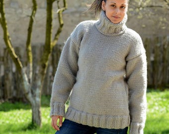 Suéter de pura lana tejido a mano, jersey de cuello alto suave color gris  claro de EXTRAVAGANTZA HECHO A PEDIDO