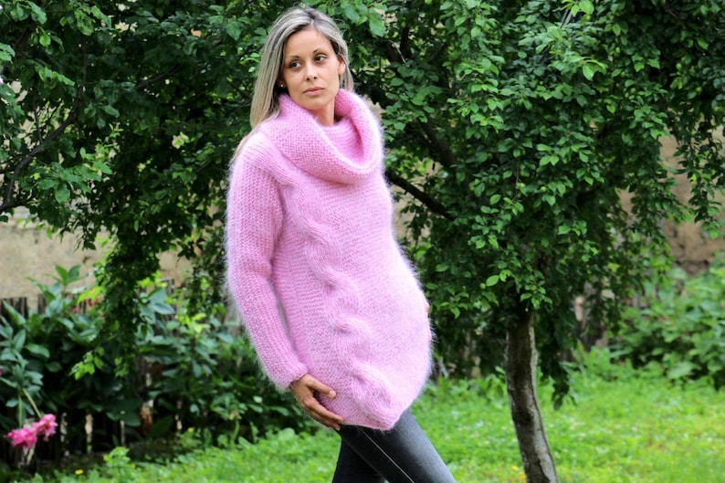 Suéter de mohair rosa tejido a mano con cuello alto y cable peludo de Extravagantza imagen 3