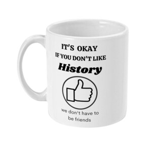 K&ouml;nnte beinhalten: Eine wei&szlig;e Keramiktasse mit schwarzem Text, der "It's okay if you don't like History" lautet, mit einem Daumen-hoch-Symbol und dem Text "we don't have to be friends".
