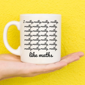Puede incluir: Taza de cerámica blanca con una inscripción negra que dice "Realmente, realmente, realmente, realmente, realmente, realmente, realmente, realmente, realmente, realmente, realmente, realmente, realmente, realmente, realmente, realmente, realmente, realmente, realmente, me gustan las matemáticas".