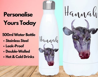Può includere: Bottiglia d'acqua in acciaio inossidabile personalizzata con un'illustrazione di una mucca in bianco e nero e il nome "Hannah" stampato su di essa. La bottiglia è a doppia parete e ha una capacità di 500 ml.