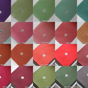 Puede incluir: Una carta de colores con 18 muestras de tela, cada una con un color diferente y un n&uacute;mero. Los colores incluyen morado, verde, rosa, naranja, rojo y marr&oacute;n.