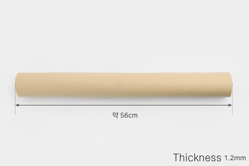 K&ouml;nnte beinhalten: Ein beigefarbener, aufgerollter Stoff, der etwa 142 cm lang ist. Der Stoff ist 1,2 mm dick.