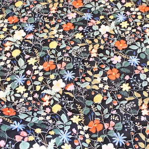 Pu&ograve; includere: Un tessuto nero caratterizzato da un motivo denso e ripetitivo di piccoli fiori nelle tonalit&agrave; dell'arancione, giallo, azzurro e rosa, intervallati da foglie verdi e sottili steli bianchi intrecciati che creano un design botanico continuo.