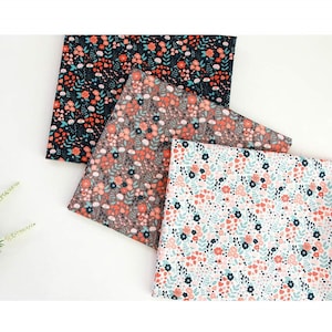 Peut inclure: Trois échantillons de tissu avec un motif floral. Les échantillons sont dans des tons de rose, bleu et vert sur un fond blanc, marron et noir.