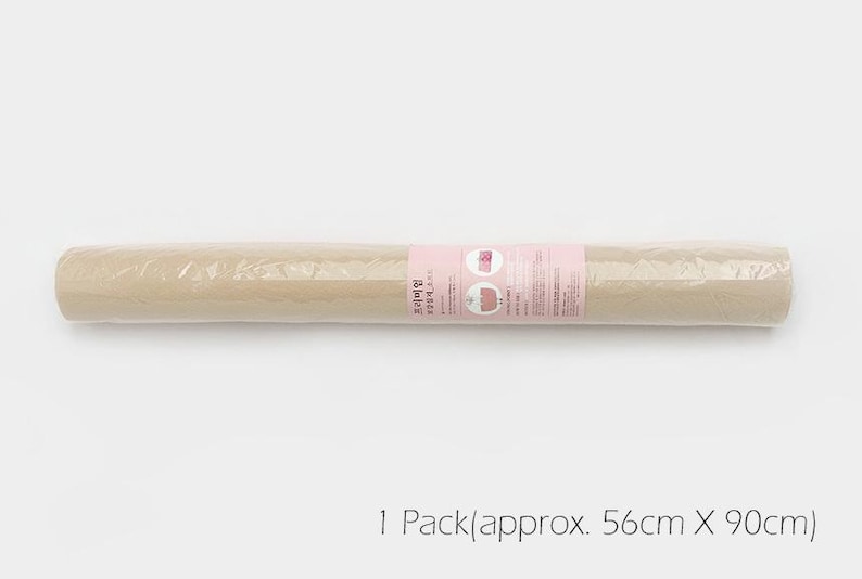 K&ouml;nnte beinhalten: Eine Rolle beigefarbene Bastelpapier, in Klarsichtfolie verpackt, mit einem rosa Etikett mit der Aufschrift "1 Pack (ca. 56 cm x 90 cm)".