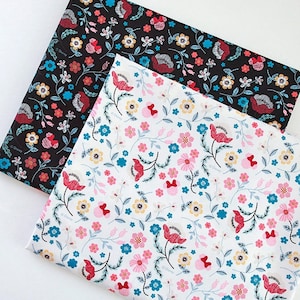 Pode incluir: Duas amostras de tecido com um padrão floral. Uma amostra é preta com flores brancas, vermelhas e azuis. A outra amostra é branca com flores cor-de-rosa, amarelas, vermelhas e azuis.