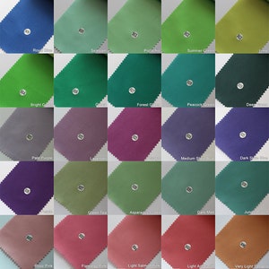 Puede incluir: Una carta de colores con 100 muestras de tela, cada una con un n&uacute;mero y un nombre de color. Las muestras est&aacute;n dispuestas en filas y columnas, y los colores van del blanco al negro.