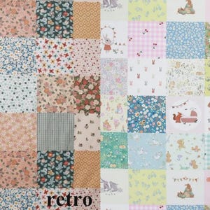 Pode incluir: Um tecido de patchwork com uma grade de quadrados com diversos padrões, incluindo estampas florais, xadrez vichy e ilustrações de coelhos, esquilos e cerejas. O design incorpora tons pastel suaves e cores terrosas por todo o tecido.
