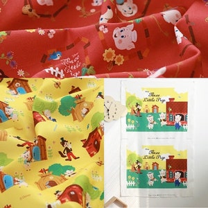Peut inclure: Deux panneaux de tissu avec un fond jaune et rouge. Le panneau jaune présente un motif répété de cochons de dessin animé, de maisons et d'arbres. Le panneau rouge présente un motif répété de cochons de dessin animé, de fleurs et de maisons. Le texte "Three Little Pigs" est imprimé sur les deux panneaux.