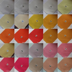 Puede incluir: Una carta de colores con 25 muestras de tela, cada una etiquetada con un n&uacute;mero y un nombre de color. Los colores van del blanco al amarillo ocre, naranja, naranja rojo, rosa y coral.