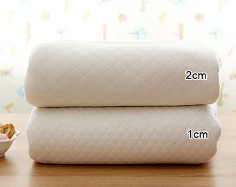 Puede incluir: Dos cuadrados de tela acolchada blanca, uno de 1 cm de grosor y el otro de 2 cm de grosor. La tela está hecha en Corea del Sur.