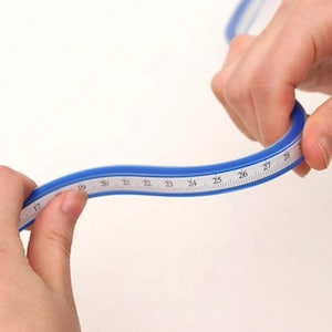 Può includere: Un metro a nastro blu e bianco flessibile, tenuto da due mani. Il nastro è contrassegnato da numeri da 43 a 71 cm, ideale per superfici curve. Il nastro è realizzato in un materiale flessibile, che gli permette di piegarsi facilmente.