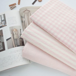 Tela de algodón melange de primera calidad por metro. Tela a rayas y cuadros de 63" de ancho. Teñida en hilo SG. Color rosa lavado liso. Fabricada en Corea.
