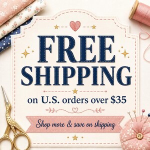 Pu&ograve; includere: Un cartello color crema con bordo smerlato presenta il testo blu scuro FREE SHIPPING on U.S. orders over $35 e Shop more & save on shipping. Il cartello &egrave; decorato con stelle ricamate, un cuore e cuciture, circondato da tessuti, forbici e un puntaspilli.