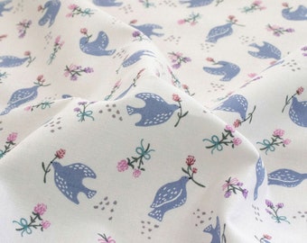 Puede incluir: Una tela blanca con un patrón repetitivo de pájaros azul claro en vuelo, cada uno llevando una pequeña flor rosa en el pico. El diseño incluye racimos dispersos de flores rosas similares al trébol atadas con cintas verde azulado y puntos.