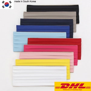 Puede incluir: Una colección de diez bandas elásticas planas dispuestas en una pila, con una variedad de colores sólidos que incluyen negro, gris, azul marino, azul, azul claro, rojo, rosa oscuro, rosa claro, amarillo y blanco, cada una enrollada en un núcleo de cartón.
