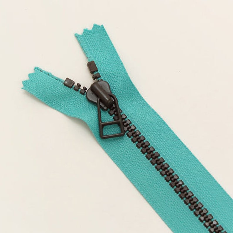 Cremallera de plástico de extremo cerrado n.° 5 de 15 cm o 30 cm, bicolor, no separable, 7 colores. Mint-Choco