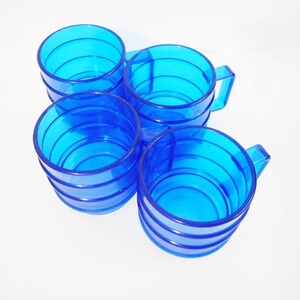 BLAUWE mokken, stapelbare bekers van hard plastic, retro drinkgerei