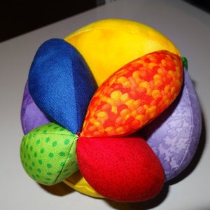 colorful gripping ball with rattle, motorikball immagine 1