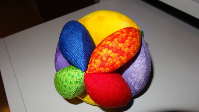 colorful gripping ball with rattle, motorikball immagine 1