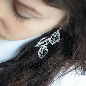 Ohrringe aus Spitze mit Blättern | Handgemachter Spitzenschmuck aus Slowenien | Idrija Klöppelspitze Geschenk | Geschenk für Sie zum 13