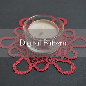 Könnte beinhalten: Ein klarer Glas-Kerzenhalter mit einer brennenden Kerze steht auf einer roten Spitzendecke. Die Deckchen hat ein Blumenmuster. Die Worte "Digital Pattern" werden über dem Bild angezeigt.
