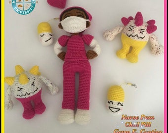 Peut inclure: Une poupée en crochet habillée en infirmière portant un haut de blouse rose et un pantalon blanc. La poupée tient un cœur et porte un masque facial blanc. Il y a quatre objets en crochet en forme de pilule avec des visages heureux et un monstre en crochet avec un corps jaune et des jambes roses.