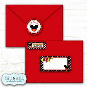 Puede incluir: Sobre rojo con una pegatina de Mickey Mouse en negro y rojo y una etiqueta de dirección en negro y blanco con el texto "CRAFTZY FAMILY 123 HEARTS LANE TAMPA, FL 12345".