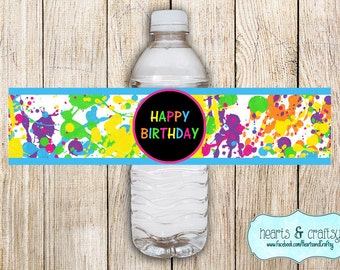 Puede incluir: Etiqueta de botella de agua con un diseño de salpicaduras de pintura coloridas y el texto "Happy Birthday".