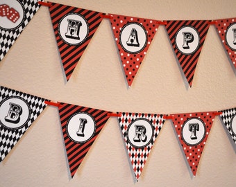 Könnte beinhalten: Ein festliches Banner mit der Aufschrift "HAPPY BIRTH" mit abwechselnden roten und schwarzen Mustern. Die Wimpel weisen Streifen, Tupfen und Rautenmuster auf, mit weißen Kreisen, die Buchstaben enthalten. Würfel sind auf einem Wimpel.