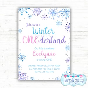 Puede incluir: Una invitaci&oacute;n a una fiesta de primer cumplea&ntilde;os con tem&aacute;tica de invierno en azul y morado con copos de nieve y el texto "Join us in a Winter ONEderland. Our little snowflake Evelynne is turning ONE! Saturday, February 18, 2019 at 3:00pm 123 Main Street, Your Town, ST 12345 RSVP to 123-456-7890 Hearts & Craftsy Party Decor"