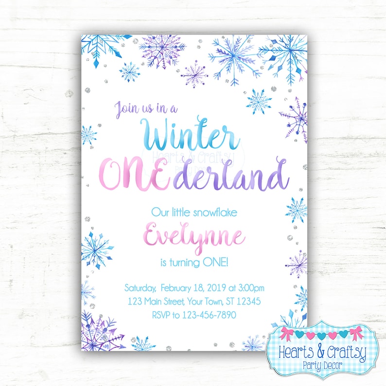 Puede incluir: Una invitaci&oacute;n a una fiesta de primer cumplea&ntilde;os con tem&aacute;tica de invierno en azul y morado con copos de nieve y el texto "Join us in a Winter ONEderland. Our little snowflake Evelynne is turning ONE! Saturday, February 18, 2019 at 3:00pm 123 Main Street, Your Town, ST 12345 RSVP to 123-456-7890 Hearts & Craftsy Party Decor"