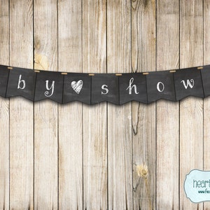 Puede incluir: Pancarta de pizarra negra y blanca con el texto "baby shower" en tiza blanca. La pancarta est&aacute; colgada en un fondo de madera.