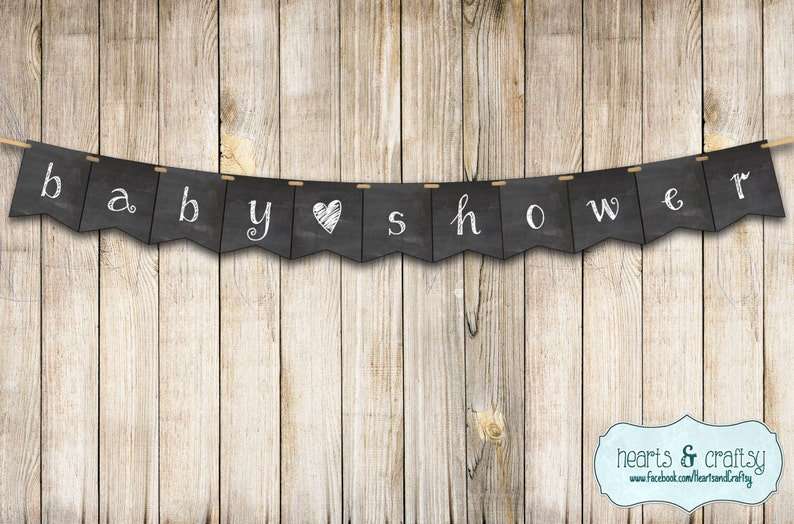 Puede incluir: Pancarta de pizarra negra y blanca con el texto "baby shower" en tiza blanca. La pancarta est&aacute; colgada en un fondo de madera.