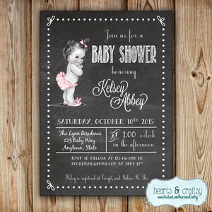 Puede incluir: Una invitaci&oacute;n a una baby shower en una pizarra con una linda ilustraci&oacute;n de una ni&ntilde;a peque&ntilde;a con un tut&uacute; y zapatos rosas. La invitaci&oacute;n dice "&Uacute;nete a nosotros para una Baby Shower en honor a Kelsey Abbey" e incluye la fecha, hora y lugar del evento. Tambi&eacute;n se incluye informaci&oacute;n de RSVP.