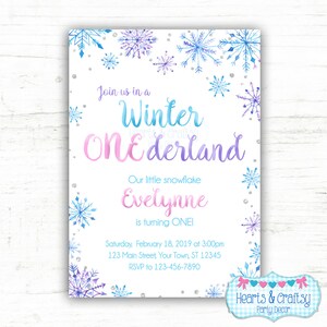 Puede incluir: Una invitaci&oacute;n a una fiesta de primer cumplea&ntilde;os con tem&aacute;tica de invierno, con copos de nieve y purpurina. La invitaci&oacute;n dice "&Uacute;nete a nosotros en un Winter ONEderland. Nuestro peque&ntilde;o copo de nieve Evelynne cumple UN A&Ntilde;O! S&aacute;bado 18 de febrero de 2019 a las 3:00 pm 123 Main Street, Your Town, ST 12345 RSVP al 123-456-7890"