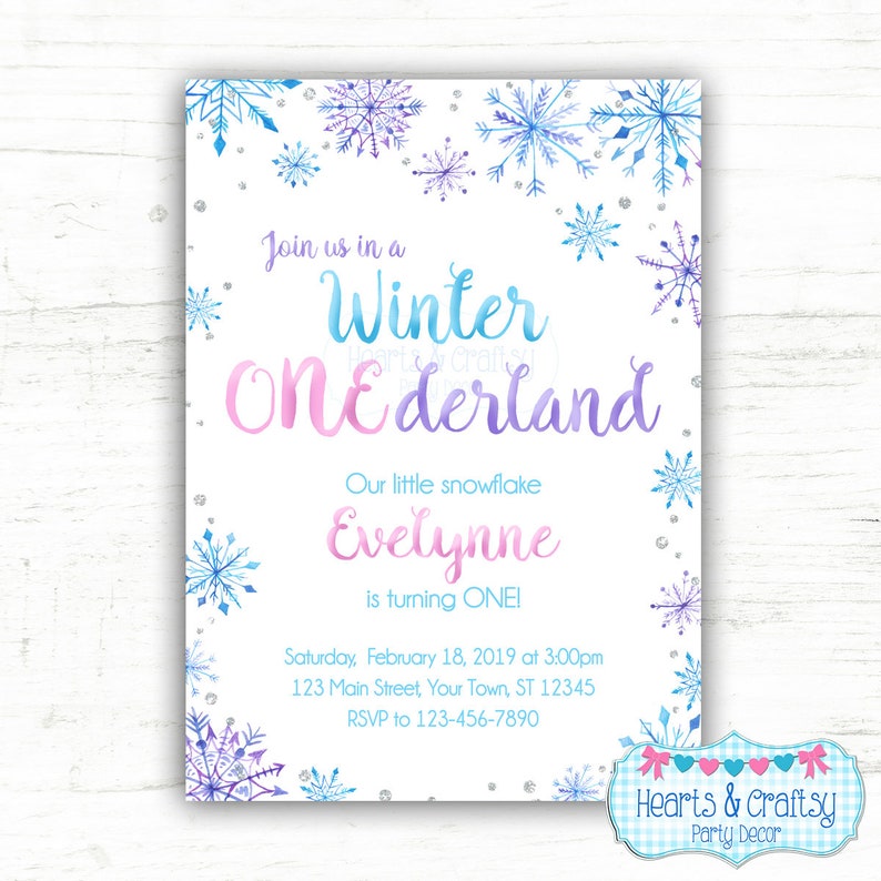 Puede incluir: Una invitaci&oacute;n a una fiesta de primer cumplea&ntilde;os con tem&aacute;tica de invierno, con copos de nieve y purpurina. La invitaci&oacute;n dice "&Uacute;nete a nosotros en un Winter ONEderland. Nuestro peque&ntilde;o copo de nieve Evelynne cumple UN A&Ntilde;O! S&aacute;bado 18 de febrero de 2019 a las 3:00 pm 123 Main Street, Your Town, ST 12345 RSVP al 123-456-7890"