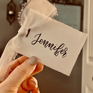Plaatskaartjes met wit lint I Plaatskaartjes I Kalligrafie Naamkaartjes I Bruiloftskaartjes I Plaatskaartjes voor evenementen I Handgeschreven naamkaartjes