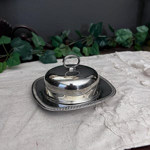 Newport By Gorham Silverplated Dish with Lid and Glass Insert