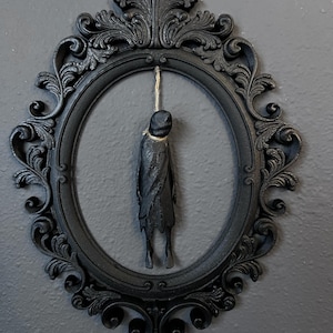 Decoración de pared gótica enmarcada de estilo Dark Academia: Hombre colgado con soga
