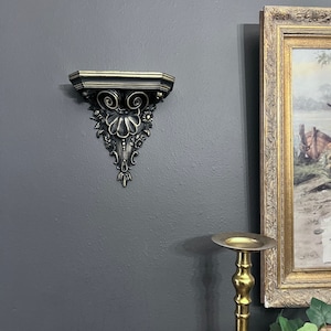 Aplique de pared con estante flotante gótico ornamentado