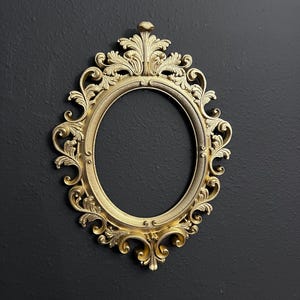 Decoración de pared con marco ornamentado de la Academia gótica oscura V1